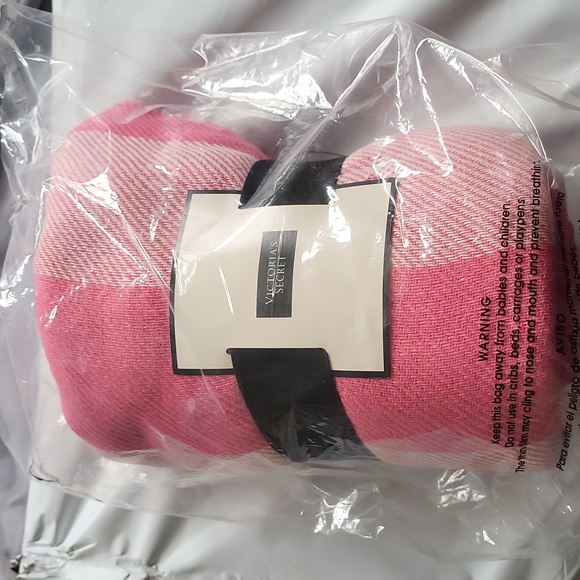 Pink and white vicorias secret blanket. New in bag. - Picture 1 of 1